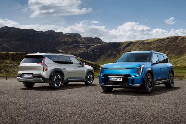 Zwei parkende Kia EV9 die in zwei verschiedene Richtungen schauen