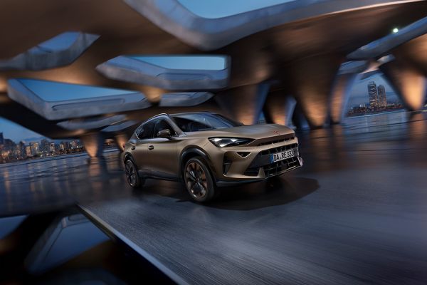 Fahrender CUPRA Formentor bei Nacht