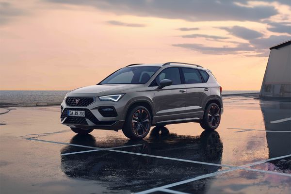 Der CUPRA Ateca vor dem Meer