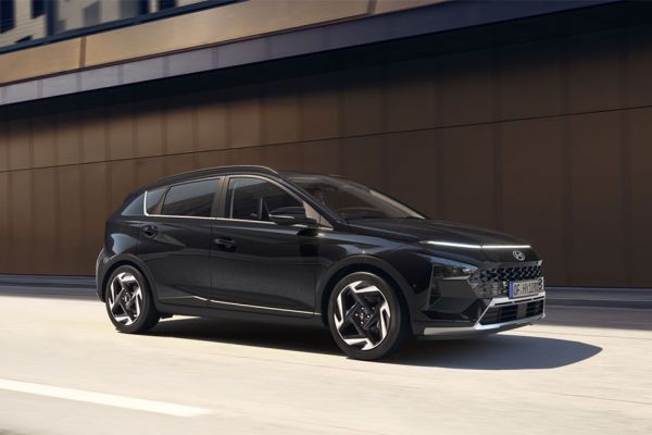 Ein schwarzer Hyundai Bayon im Seitenprofil