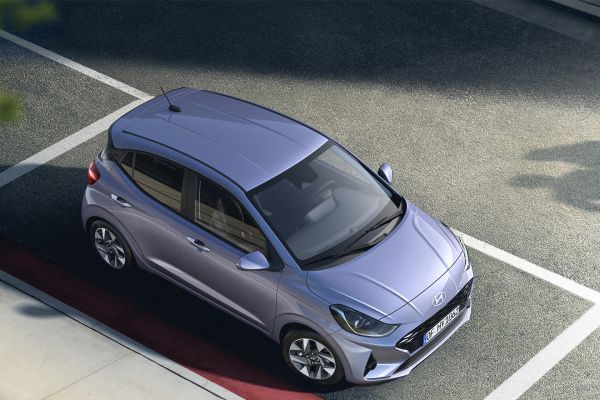 Ein blauer Hyundai i10 parkt an der Straße